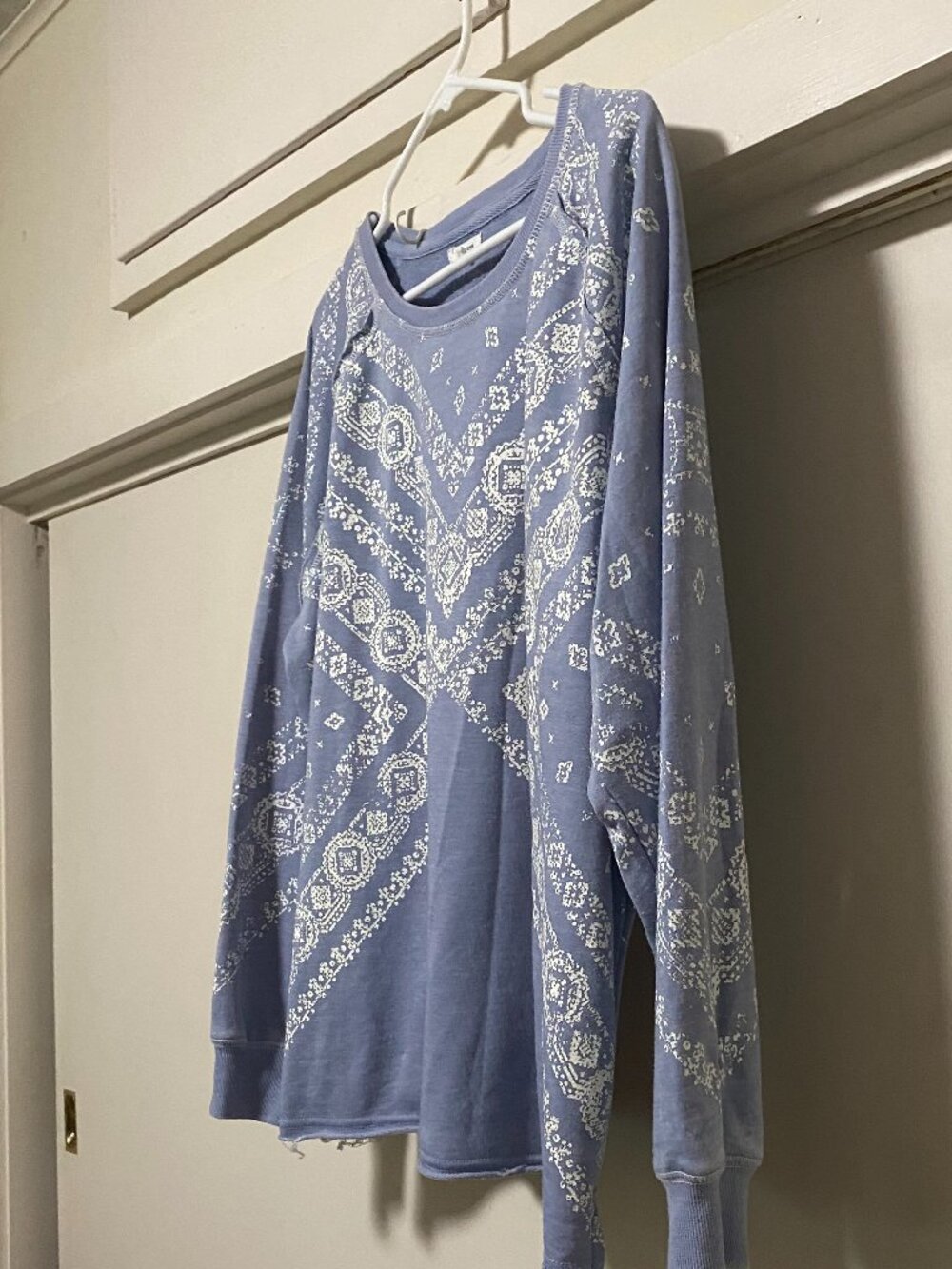WARMTH, AHH, FEELS SO GREAT!! Maurices, blue & white sweatshirt , size XL